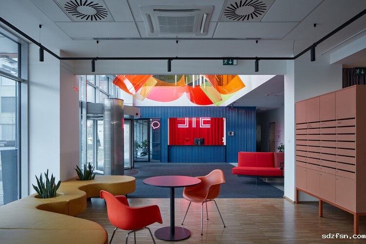 16-multi-colored-office-spaces-that-use-chromaticism-to-organise-and-inspire-their-workforce_7.jpg