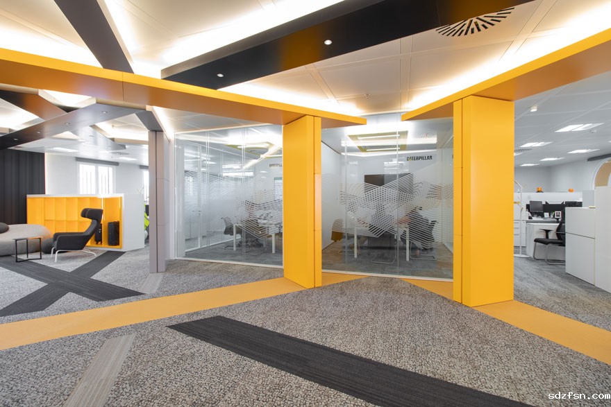 caterpillar-oficina-diseno-sala-reuniones.jpg